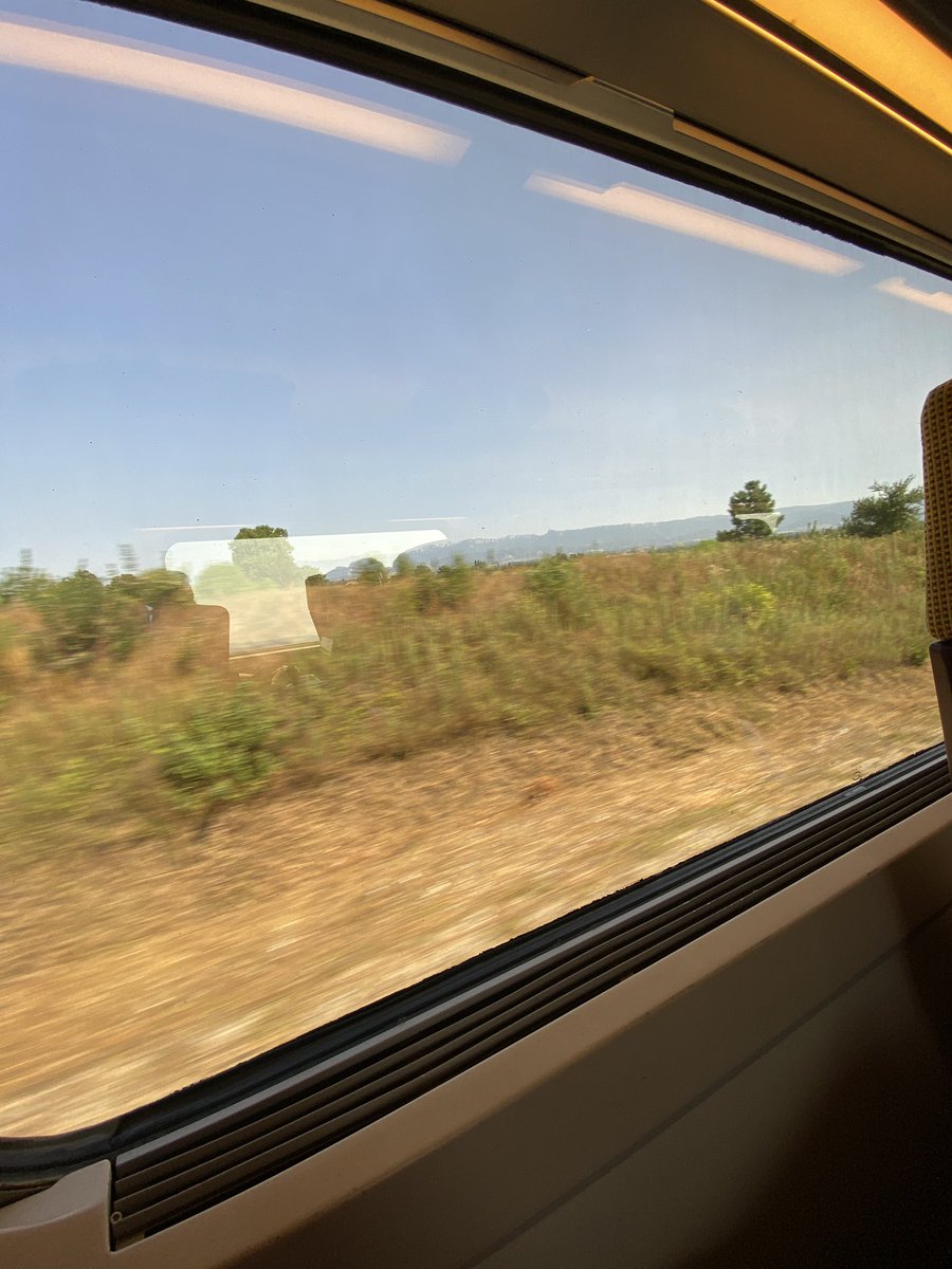 Mi visión desde el asiento (que no puedes escoger) de un oscuro y viejo <a href="/TGVINOUI/">TGV INOUI</a> y mi visión desde el asiento (que sí puedes escoger) de un luminoso y agradable AVE <a href="/Renfe/">Renfe</a> 
Como españoles deberíamos dejar atrás muchos complejos.