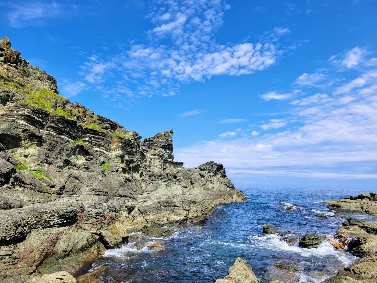 HNKNSkywalker's tweet photo. 千畳敷海岸の鎧岩。
青森県西津軽郡深浦町まで足を伸ばした。本日も快晴なり。 https://t.co/fDx67ies9p