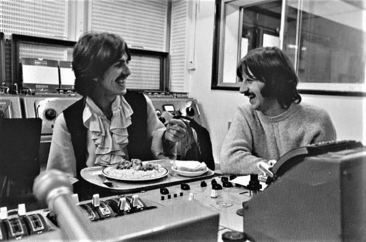 chelleMurt's tweet photo. @Gabelvitch @BeatlesPod They were such great pals. Brothers, really.
#TeamGeorge #TeamRingo https://t.co/Pru9RrW87r
