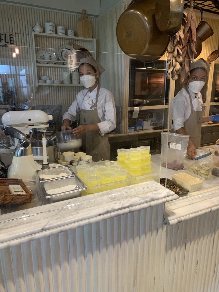 mikamiemi's tweet photo. そしてOSAKAフロマージュなるデザートスフレ。バター溜まりが出来ていて引いたwちなみに味は甘いリクローおじさんでしたw2つとも生地の密度や食感が違くて美味しかったー！
#bangkok #thailand #一人旅 #サトーン #スフレ #おひとり様ブランチ #suffle #トリュフ https://t.co/weimVaC6cO