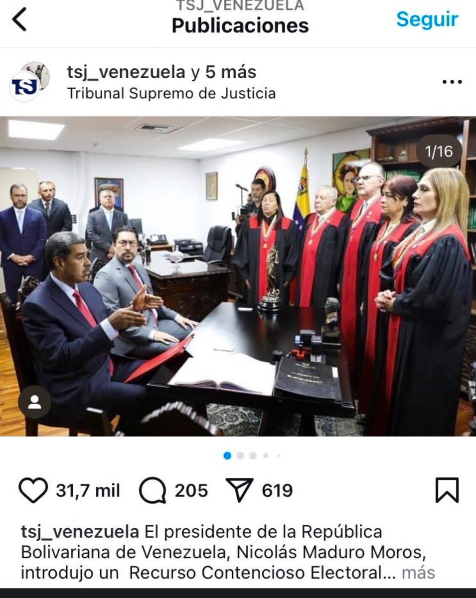 Sabes que es dictadura cuando quien "gobierna de facto" está sentado y los miembros del alto tribunal están de pie sumisamente recibiendo instrucciones. En las democracias generalmente es al contrario, los presidentes de pie ante los magistrados, claro cuando son jueces reales