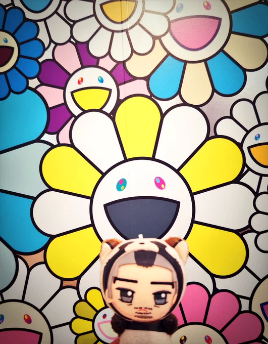兄ちゃんにお遣い頼まれて京セラ美術館に村上隆展行ってきた〜村上隆と言えば精子振り回してるフィギュアだったから気持ち悪いのは嫌だなぁって思ってたけどめっちゃ見応えあって良かった。音声ガイドが山崎賢人で思わず借りちゃったよ! 