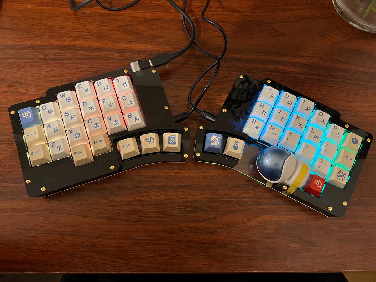 ima1zumi's tweet photo. #keybase44 できた!打鍵感かなり良くなって嬉しい!トラックボールケース固定用のねじをなめてしまったのでマスキングテープで固定してる。キーキャップはGMK SOYAMILK https://t.co/DKFbWt4CEB