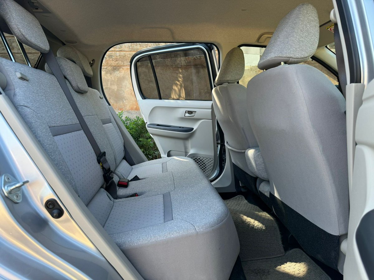 EnvogueAuto's tweet photo. We have this little delightful car to get around the city with. A buy and drive kind of car. Our DM is open if you'd love to view the car and test it too. 

2016 Toyota Passo - New shape
25,000kms
1000cc
Alloy wheels with brand new tyres

990k https://t.co/53v1ZLgbPv