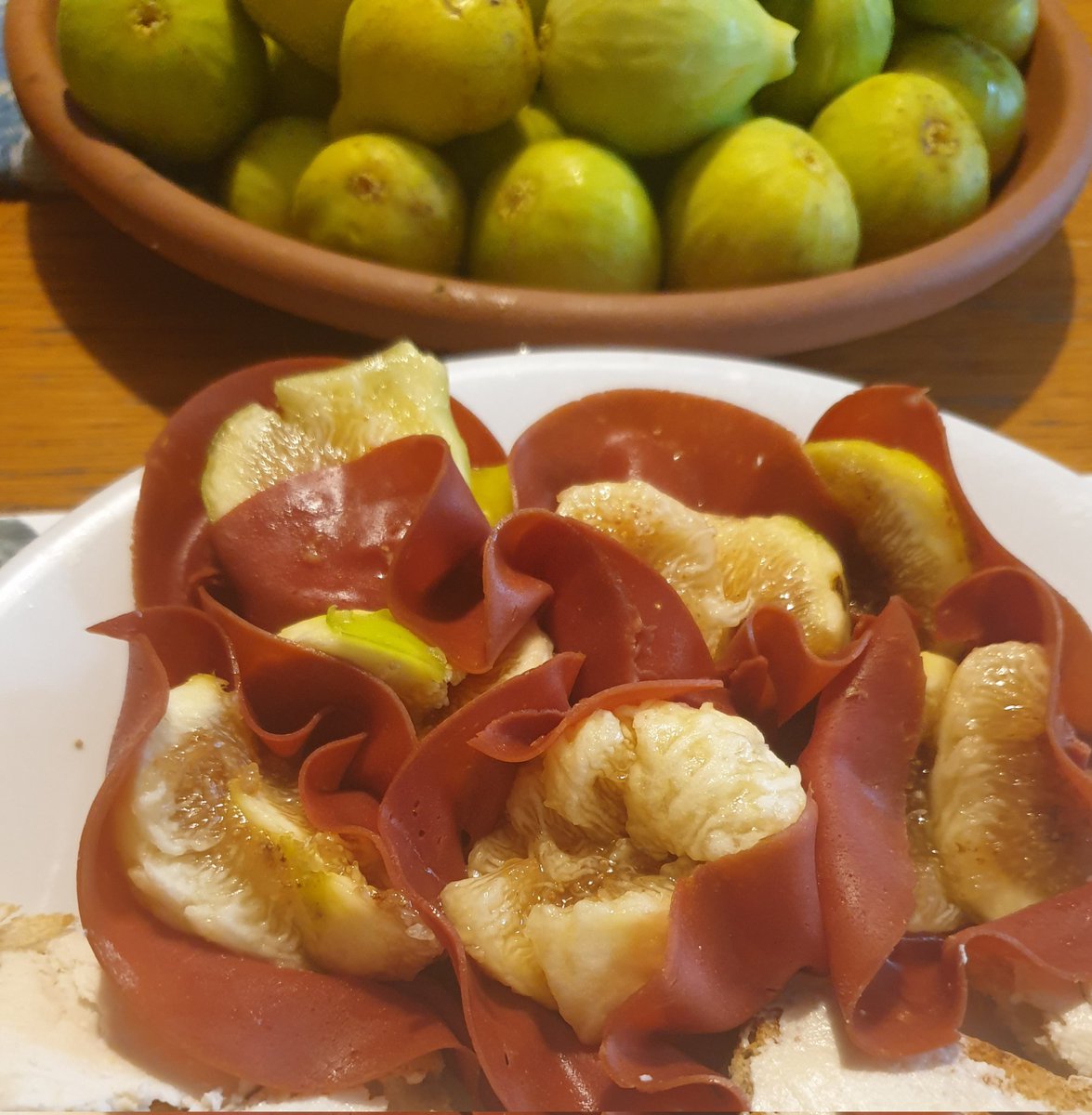 Et voilà. 
 Della serie "ma cosa mangiano questi vegani?
Fichi dottati con mopur 🙂
