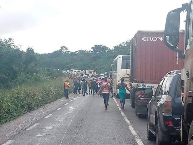 NotreAfrik's tweet photo. Cameroun : le patronat inquiet de l’état des infrastructures routières

Le président du Gecam, Célestin Tawamba, se dit préoccupé par la dégradation continue du réseau routier et rappelle leur impact négatif sur l’économie.

La correspondance du Président de la principale organisation patronale au Cameroun, en date du 08 août 2024, est adressée au ministre des Travaux publics, Emmanuel Nganou Djoumessi.

https://t.co/m9UQePsykx

#NotreAfrik
………………………………………..

Ne manquez rien de l’actualité africaine en direct sur notre chaîne WhatsApp. ⤵
https://t.co/Z3icioPjpa