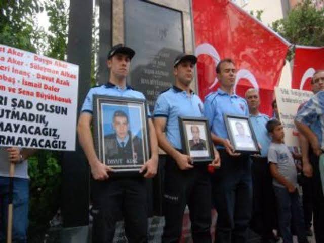 2012 yılında göreve giderken servis aracının geçişi sırasında hain bir bombalı saldırı sonucu hayatlarını kaybeden #Şehit meslektaşlarımız İsmail DALER,Şafi CANBAŞ ile Davut AZAK ve sivil vatandaşlarımızı rahmetle anıyoruz. #20Ağustos2012 #Gaziantep #Saldırı #İnfazKoruma 🇹🇷