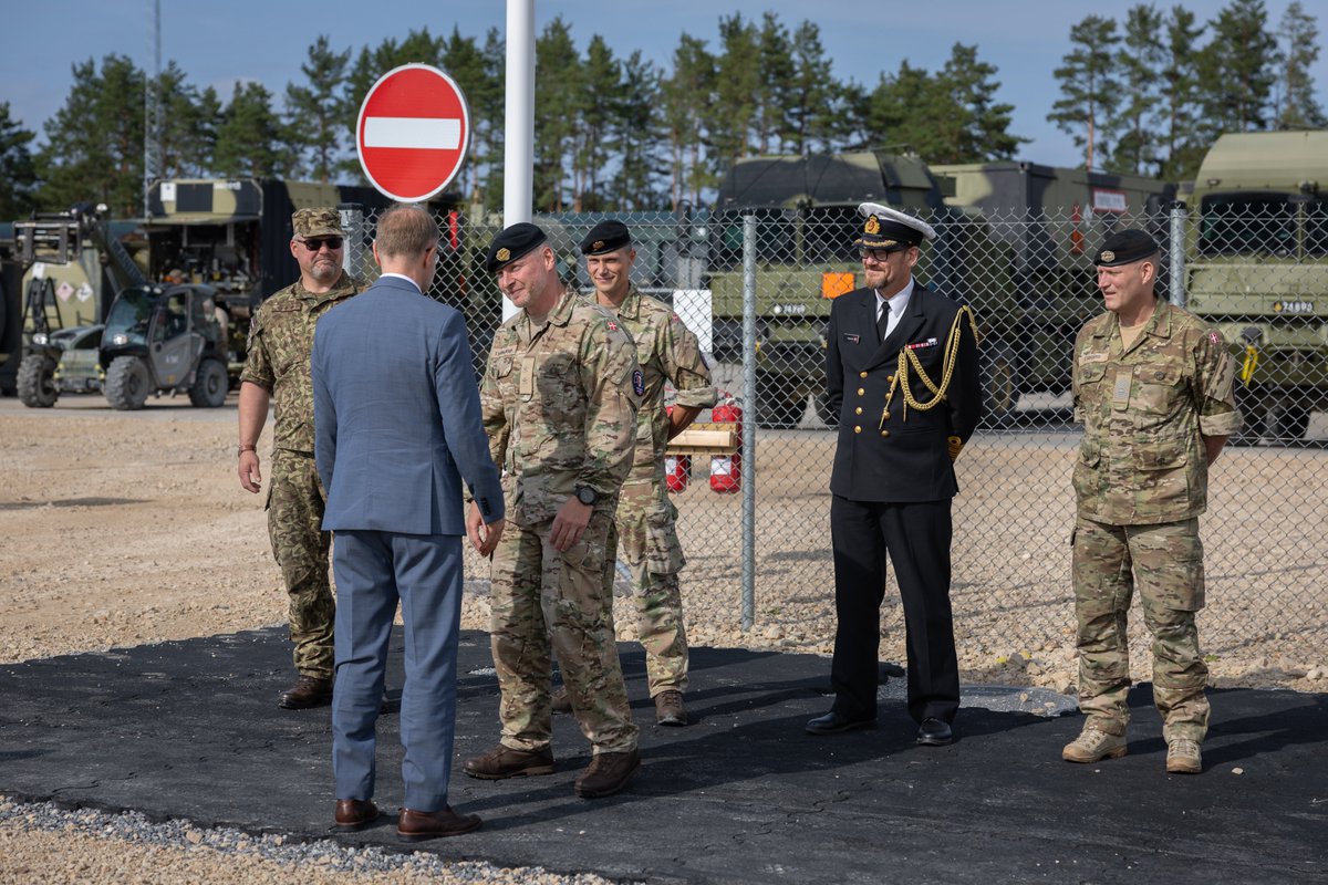 DkDefatBaltic's tweet photo. Monday Latvian Defence Minister Andris Spruds marked the arrival of the Danish Battalion and recognized the support to deterrence and defence in Latvia by visiting the Camp Valdemar and the Danish Contingent.
He was both impressed by  the fighting capability and the camp🇩🇰🇱🇻 https://t.co/Z6rltHU91S