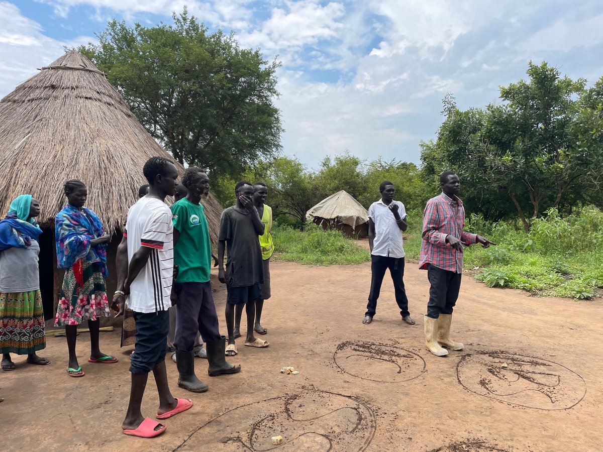 FAOSouthSudan's tweet photo. Focus group discussions were held with communities benefiting from #FAO’s Resilient Agricultural #LivelihoodsProject, to understand their capacities & perceptions of #Resilience related to #SeedSystems.
Crucial insights on challenges & opportunities were also gathered 💡 https://t.co/PPK3lk7gpN