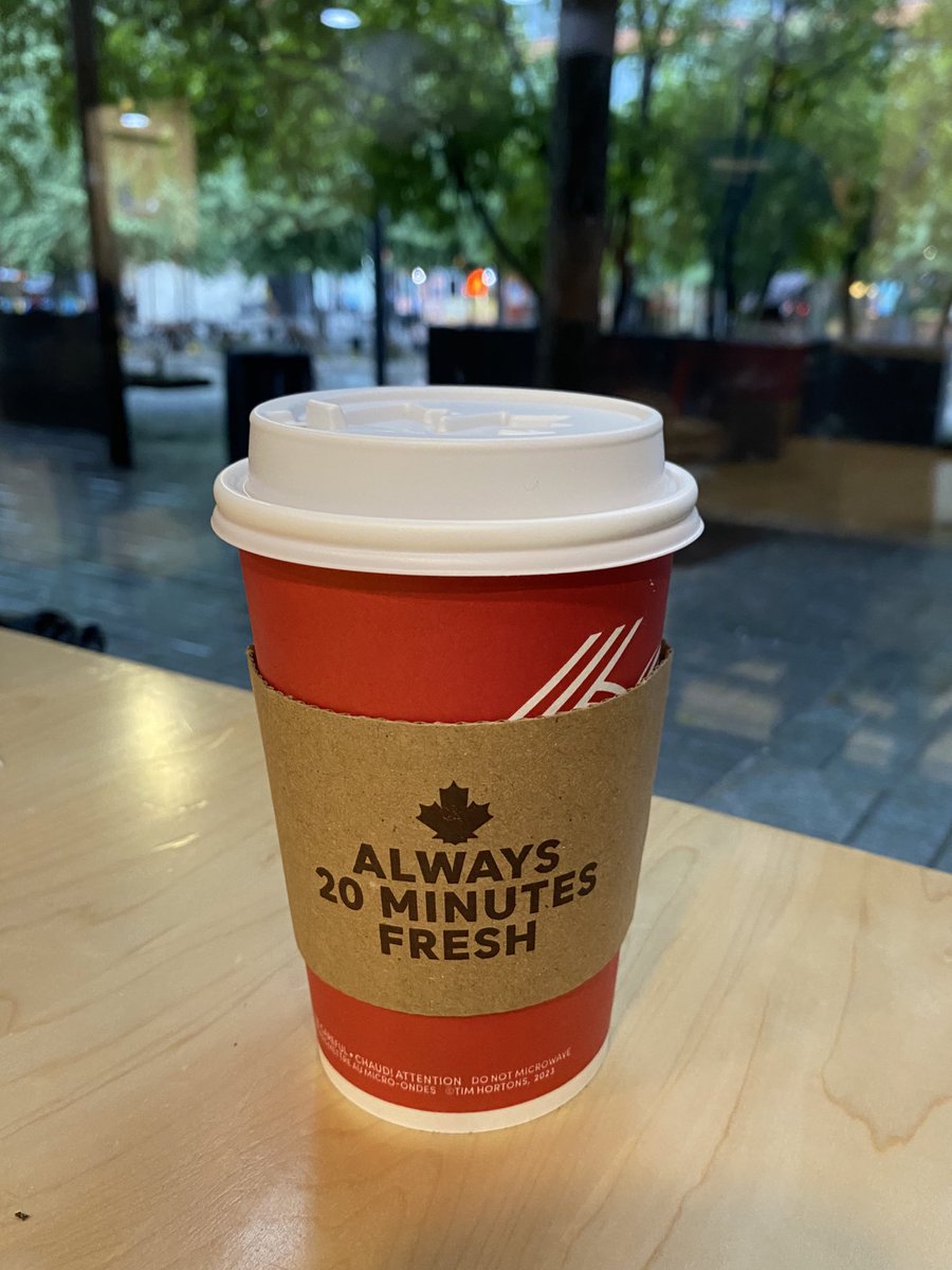 himappy25's tweet photo. カナダといえばティムホートン🍁
フランス語と英語〜〜〜🇨🇦 https://t.co/OJVn1Dwgmt