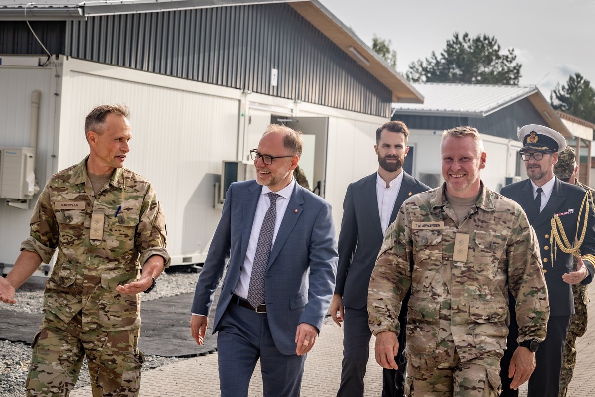DkDefatBaltic's tweet photo. Monday Latvian Defence Minister Andris Spruds marked the arrival of the Danish Battalion and recognized the support to deterrence and defence in Latvia by visiting the Camp Valdemar and the Danish Contingent.
He was both impressed by  the fighting capability and the camp🇩🇰🇱🇻 https://t.co/Z6rltHU91S
