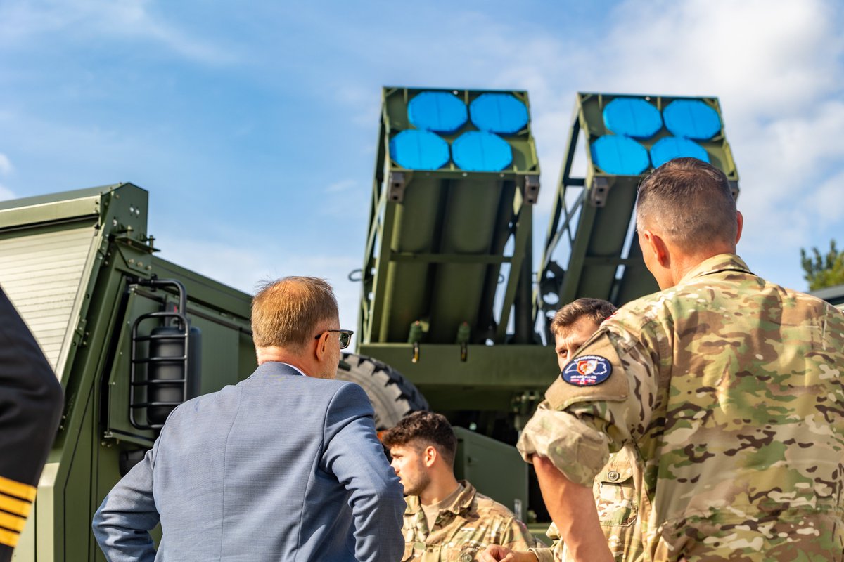 Monday Latvian Defence Minister Andris Spruds marked the arrival of the Danish Battalion and recognized the support to deterrence and defence in Latvia by visiting the Camp Valdemar and the Danish Contingent.
He was both impressed by  the fighting capability and the camp🇩🇰🇱🇻
