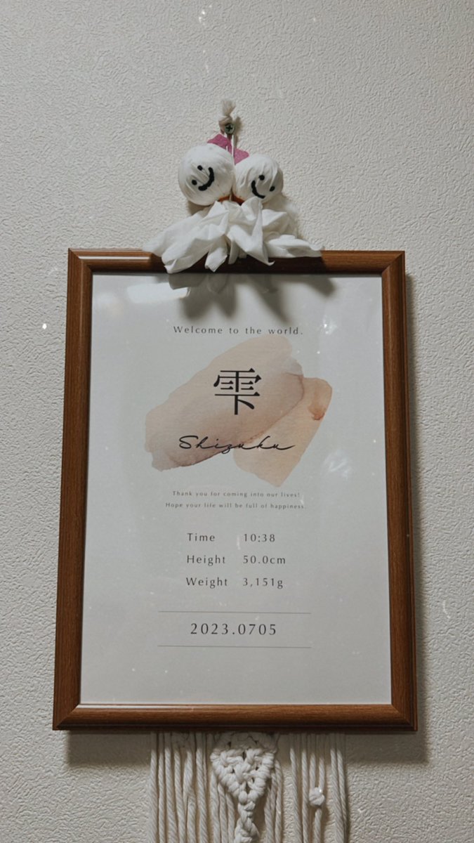 13yuuuki's tweet photo. 結婚式の時に作ったてるてる坊主いまだに飾ってて、この前片方落ちちゃってたのテーブルの上に置いといたら戻しといてくれてるパパ。そーゆーとこ好き♡ https://t.co/rt6DeCOytq