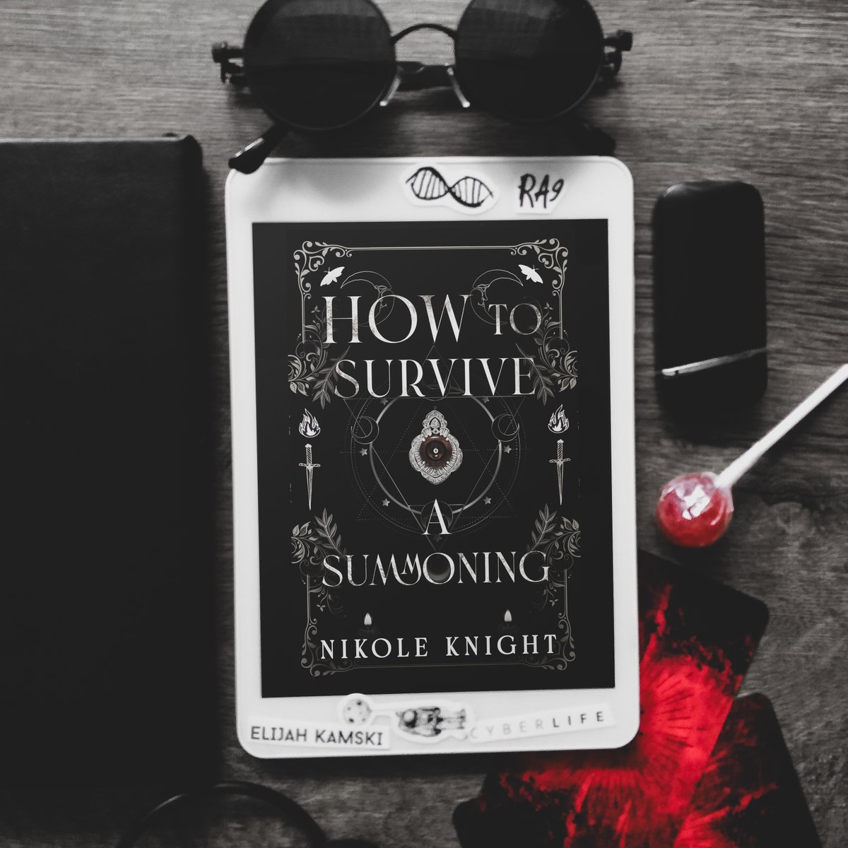 wannabekingpin's tweet photo. Haven’t laughed this hard for a while. Read How to Survive a Summoning by Nik Knight, a short little story about an overall bad timing to be summoned, and an even worse place to be summoned to. | #howtosurviveasummoning #urbanfantasy #lgbtqbooks #nonbinarycharacter #booktwt https://t.co/x10RnAKrhI