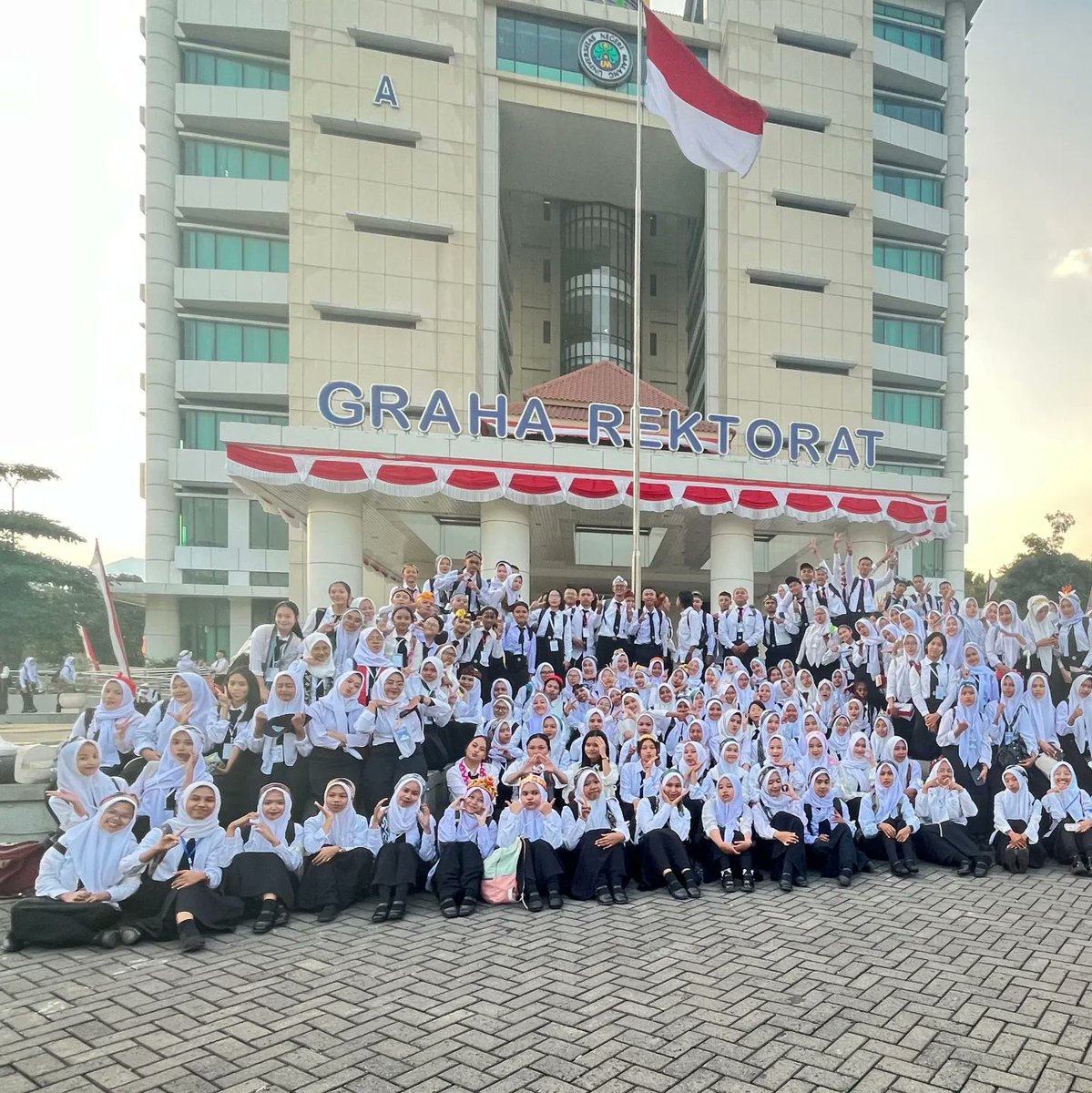 ddiahra_'s tweet photo. Saya Diah Rahmah Nawang Wulan bangga jadi bagian dari laskar dewantara muda 2024
@bemum_official @UM_1954 @pkkmbum.oficial 
#Day3PKKMBUM2024 
#PKKMBUM2024 
#MabaUM2024 
#SinergiKreasi 
#BEMUM2024 
#UMtheOnlyOne 
#SahabatMahasiswa #LaskarDewantaraMuda #universitasnegerimalang https://t.co/qSm8OIErC9