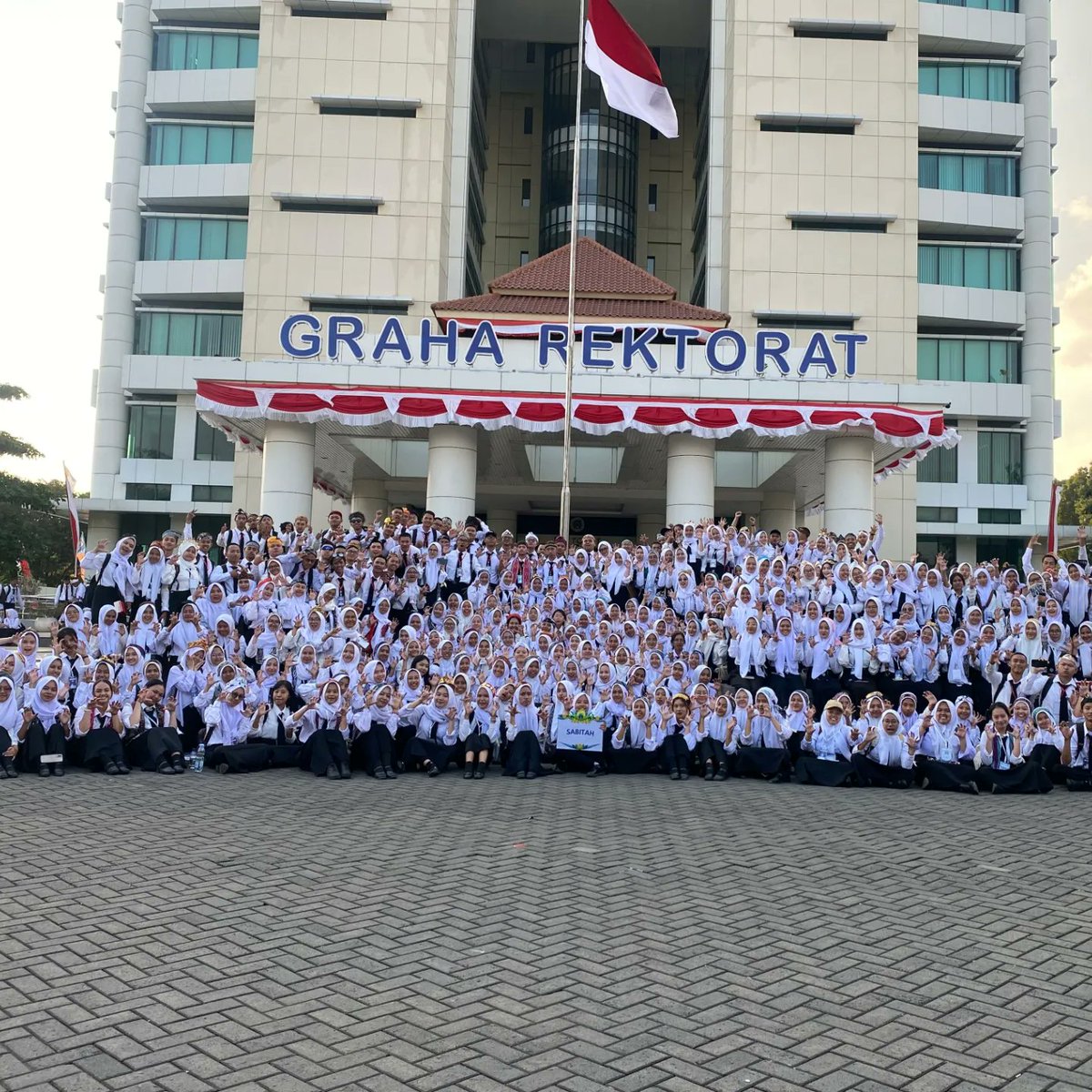ddiahra_'s tweet photo. Saya Diah Rahmah Nawang Wulan bangga jadi bagian dari laskar dewantara muda 2024
@bemum_official @UM_1954 @pkkmbum.oficial 
#Day3PKKMBUM2024 
#PKKMBUM2024 
#MabaUM2024 
#SinergiKreasi 
#BEMUM2024 
#UMtheOnlyOne 
#SahabatMahasiswa #LaskarDewantaraMuda #universitasnegerimalang https://t.co/qSm8OIErC9