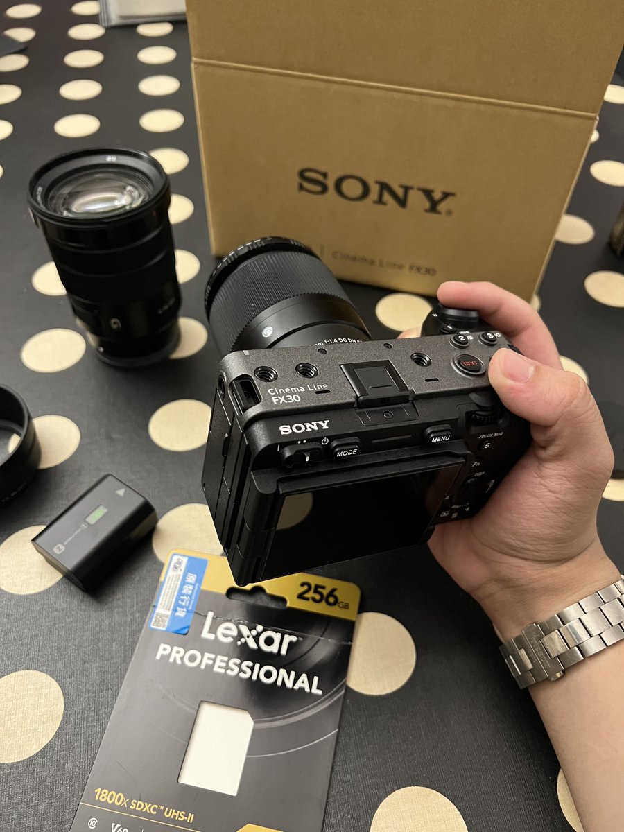 sold my a7iii so i could buy this and use my old aps-c lenses 🥳 slowly learning how to cover events hehe exciting