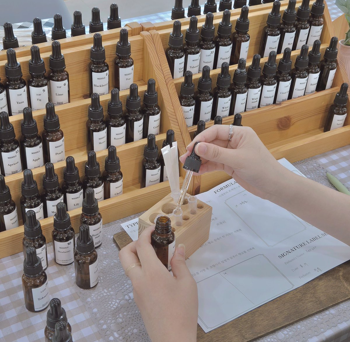 _atescent's tweet image. #대구향수공방

대구에서 자캐, 앤캐, 1차, 2차, 2D, 2.5D 
향수를 직접 제작하실 수 있는 공방이에요.

약 83가지의 향료를 시향하고 샘플을 제작하여 
내가 원하는 캐릭터의 향을 구현하실 수 있는 클래스입니다.

색상도 추가하실 수 있으셔서 자캐 느낌 확실한 향수 제작이 가능하세요☺️