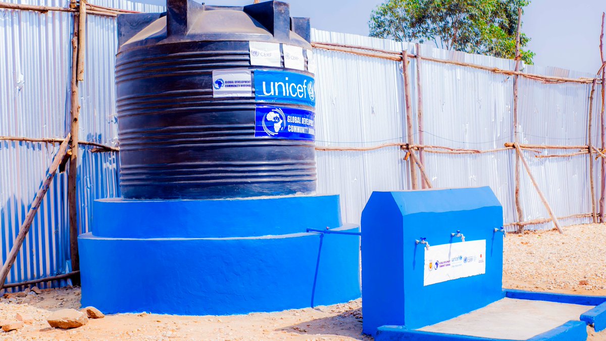 gdcb22's tweet photo. #Burundi #WASH #GDCB #Humanitaire
Ce 17/8, l'équipe Wash de @gdcb22 a réalisé l'installation de #2PolyTanks et d'un point d'eau à #3robinets au camp de déplacés de #Mubimbi, financé par @UNICEF_Burundi et @UNCERF. Pour améliorer l'accès à l'eau potable et les services de santé. https://t.co/58FxlN7Hfs