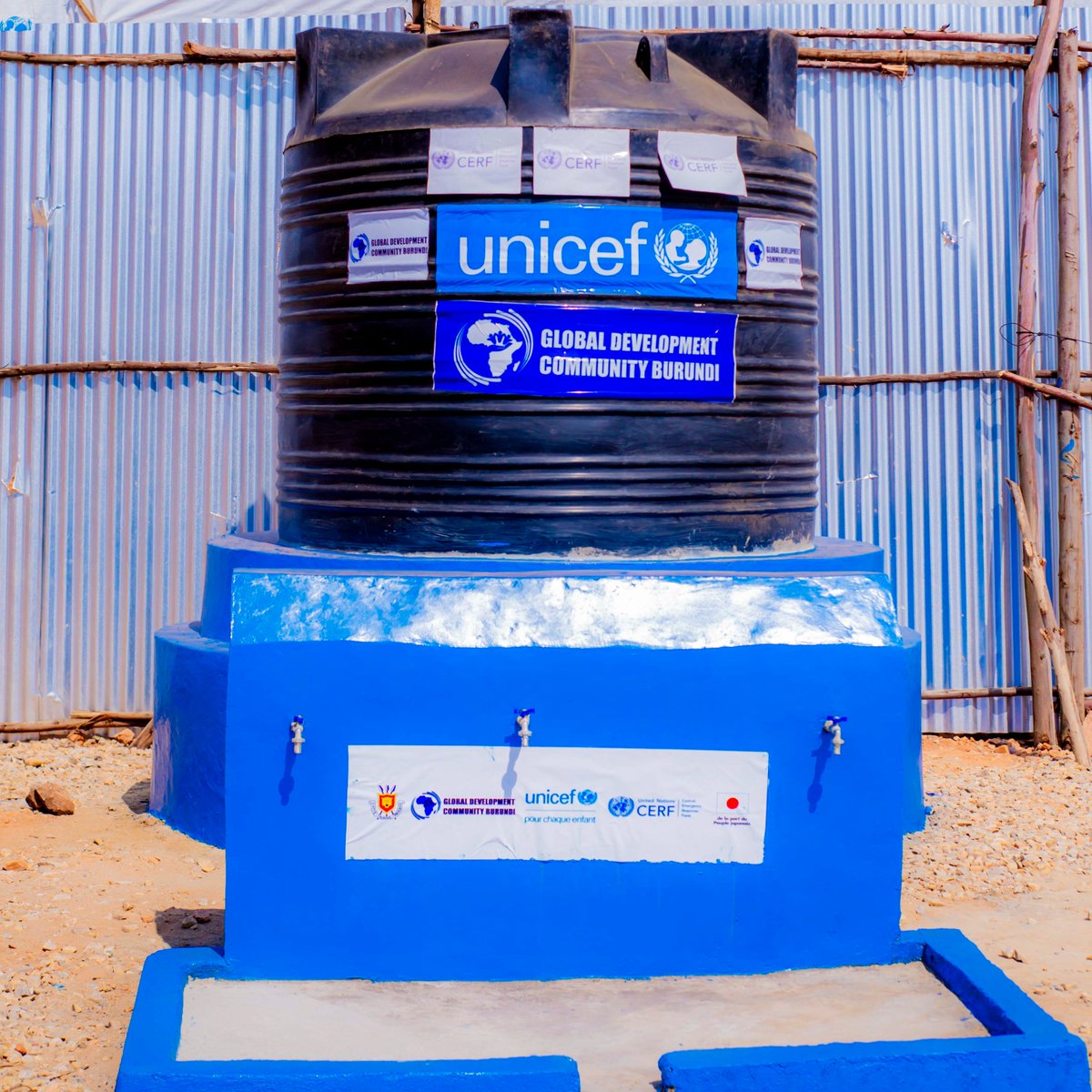 gdcb22's tweet photo. #Burundi #WASH #GDCB #Humanitaire
Ce 17/8, l'équipe Wash de @gdcb22 a réalisé l'installation de #2PolyTanks et d'un point d'eau à #3robinets au camp de déplacés de #Mubimbi, financé par @UNICEF_Burundi et @UNCERF. Pour améliorer l'accès à l'eau potable et les services de santé. https://t.co/58FxlN7Hfs