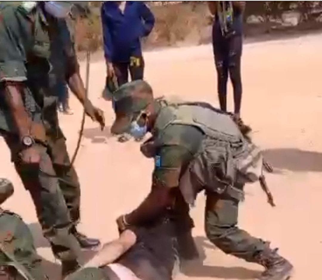 bikeko's tweet image. Il est essentiel que la justice reste équitable &amp;amp; transparente. Bien que #Kifwa ait donné l'ordre de procéder aux fouettages, il a lui-même agi sous les instructions des autorités administratives de la Province. Il est injuste de s'acharner uniquement sur Kifwa dans cette affaire