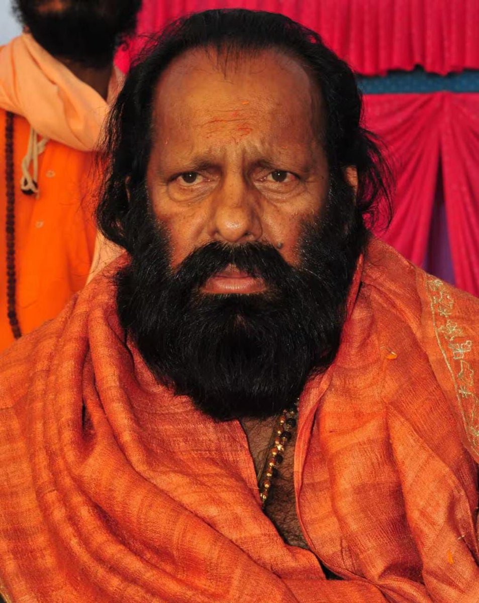 Teenbattinews1's tweet photo. जूना अखाड़ा के महामंडलेश्वर पायलट बाबा का निधन हो गया है. उन्हें हरिद्वार में समाधि दी जाएगी. वह भारतीय वायुसेना में विंग कमांडर थे इसलिए उन्हें पायलट बाबा के नाम से प्रसिद्धि मिली.
#PilotBaba #PilotBabaDeath #PilotBabaSamadhi #JunaAkhada #Mahamandaleshwar https://t.co/07Xi9F5Rpb