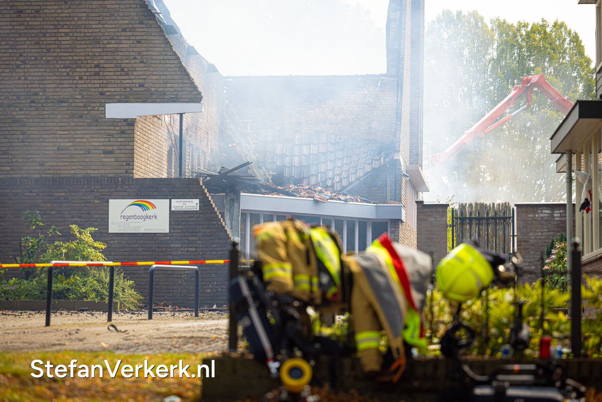 Stefanuzz's tweet photo. Nieuws: Grote uitslaande brand verwoest kerkgebouw aan de Beekstraat in Epe - https://t.co/mizNKG5eu7 (foto's &amp; video) https://t.co/f71W3ZoyCJ