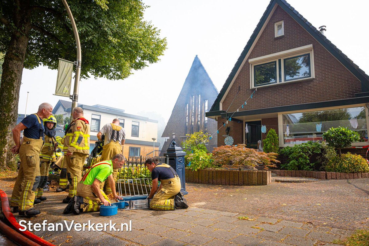 Stefanuzz's tweet photo. Nieuws: Grote uitslaande brand verwoest kerkgebouw aan de Beekstraat in Epe - https://t.co/mizNKG5eu7 (foto's &amp; video) https://t.co/f71W3ZoyCJ