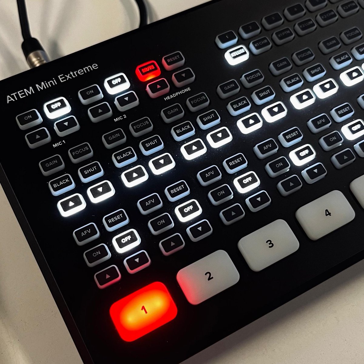 🟢 #EstandarteDS | ¿Estáis nerviosos ante lo que, por parte de nuestro equipo, se avecina próximamente? Entre los nuestros hay alguno que otro que permanece inquieto... ¡Ya va quedando menos para el estreno!
¿Levantamos juntos nuestra insignia? ¡Tick tack! ⏳️