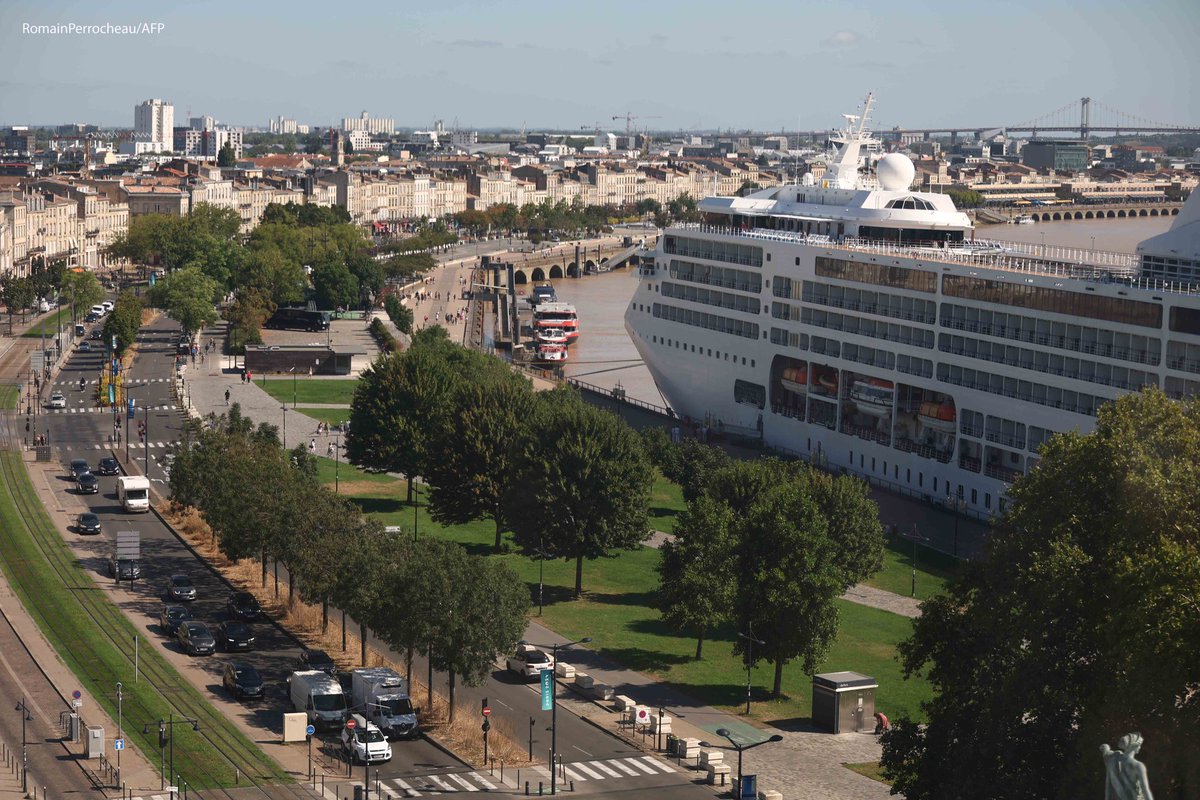 RomainPerroche1's tweet photo. Illustrations cohabitation bateau de croisière dans le centre ville de @villedebordeaux pour @afpnewsagency #paquebot #croisiere #pollution #tourisme #afp #afpphoto https://t.co/DdbQfTkorV