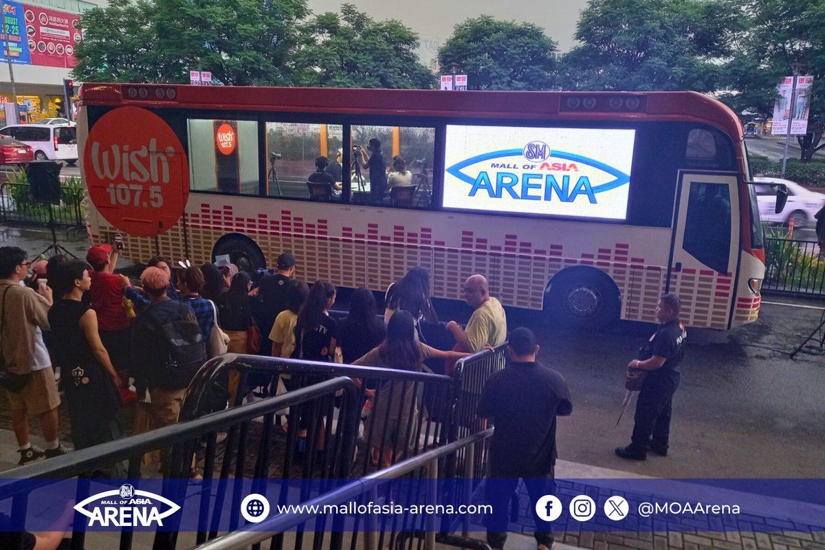 MOAArena's tweet photo. Rain or shine, solid fans of @HORI7ONofficial and @ferntan_ showed up to support their idols for #WishBusAtMOAArena. 🫶

Thank you @wish1075 for dropping by!

#ChangingTheGameElevatingEntertainment https://t.co/8RjDw2536U