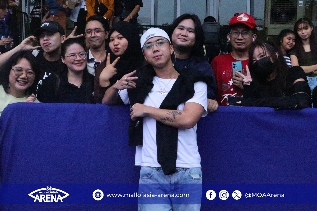 MOAArena's tweet photo. Rain or shine, solid fans of @HORI7ONofficial and @ferntan_ showed up to support their idols for #WishBusAtMOAArena. 🫶

Thank you @wish1075 for dropping by!

#ChangingTheGameElevatingEntertainment https://t.co/8RjDw2536U