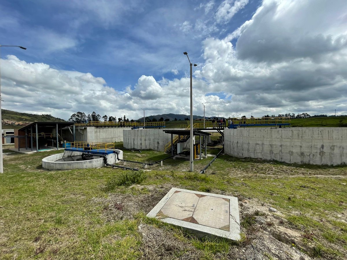 Findeter's tweet photo. #FindeterTransforma | La nueva Planta de Tratamiento de Aguas Residuales de Facatativá, Cundinamarca, es una realidad, gracias a los recursos del @Minvivienda, el municipio y @epcundi.
Esta obra, ejecutada por Findeter, mejora la calidad de vida de más de 216.600 habitantes de la zona y elimina 10 fuentes de contaminación directa al río Botello.