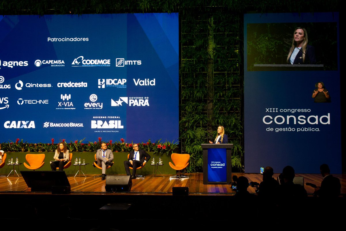 celinaleao's tweet photo. Hoje, tive a honra de representar o governador Ibaneis no XIII Congresso #Consad de Gestão Pública, que se estende até esta quinta-feira (22). Este evento é uma oportunidade para debater e explorar temas importantes para todos nós que atuamos no serviço público. Em tempos de grandes desafios, buscar caminhos para #modernizar a gestão pública se torna mais urgente do que nunca. A burocracia impõe obstáculos significativos àqueles que mais necessitam do apoio do Estado. Por isso, é imperativo que tornemos a gestão pública cada vez mais transparente, eficiente e econômica, traduzindo esses esforços em serviços de maior qualidade para a população. #GDF #GestãoPública