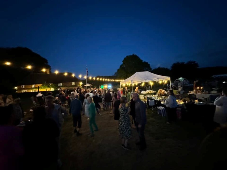 Huge thank you to @mrchristill he is a local singer who has raised over £13,000 since 2019 with different collections and events. He recently hosted his own concert, ‘A Night at Boughurst’ and he donated £3,000 to us!

Your support helps our hospice continue our services!