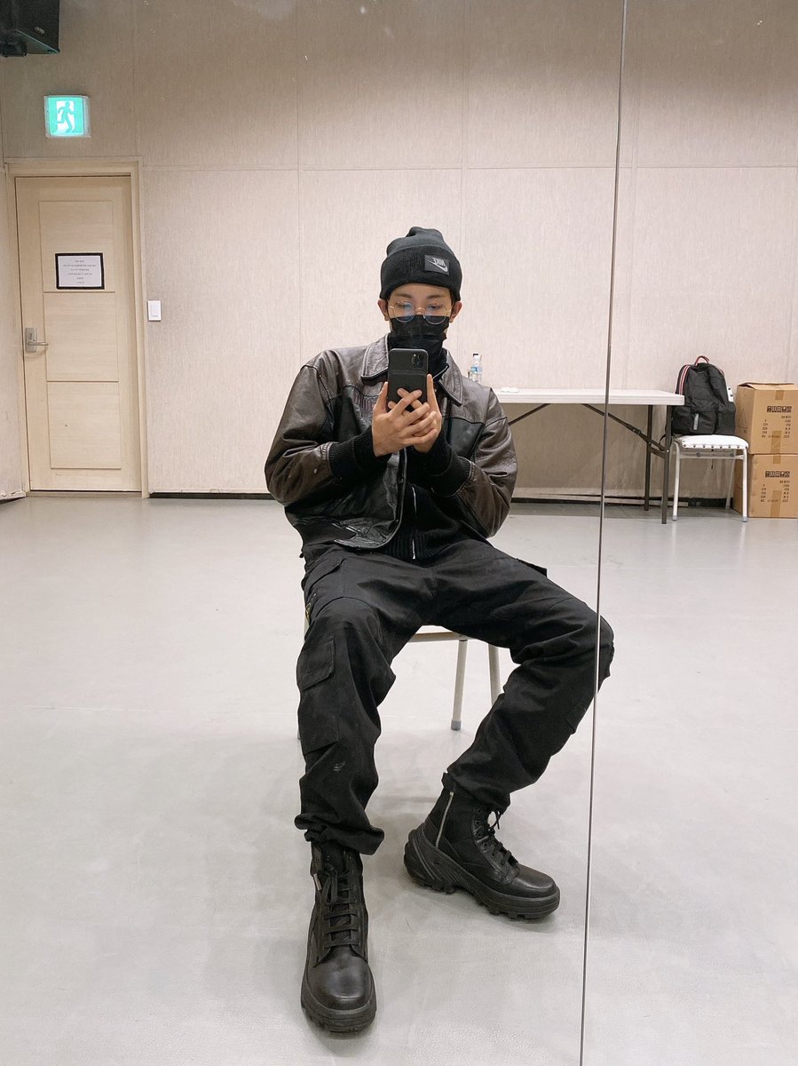 wonwooszone's tweet photo. wonwoo mirror selfies sitting down 🫨 https://t.co/ybYfvx2xWc