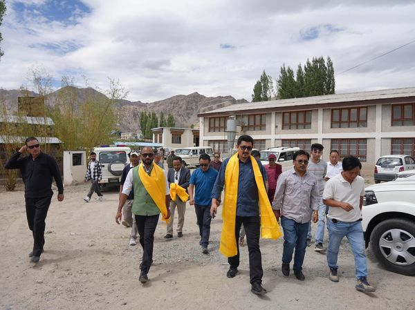 LAHDC_LEH's tweet photo. H'CEC, @tashi_gyalson along with other officials, visited the Pashmina Dehairing Plant at the Old Changthang Pashmina Cooperative Marketing Society in Skalzangling.

During their visit, the delegation engaged with contractors and technical experts to review progress. https://t.co/BuTCBUdiBZ