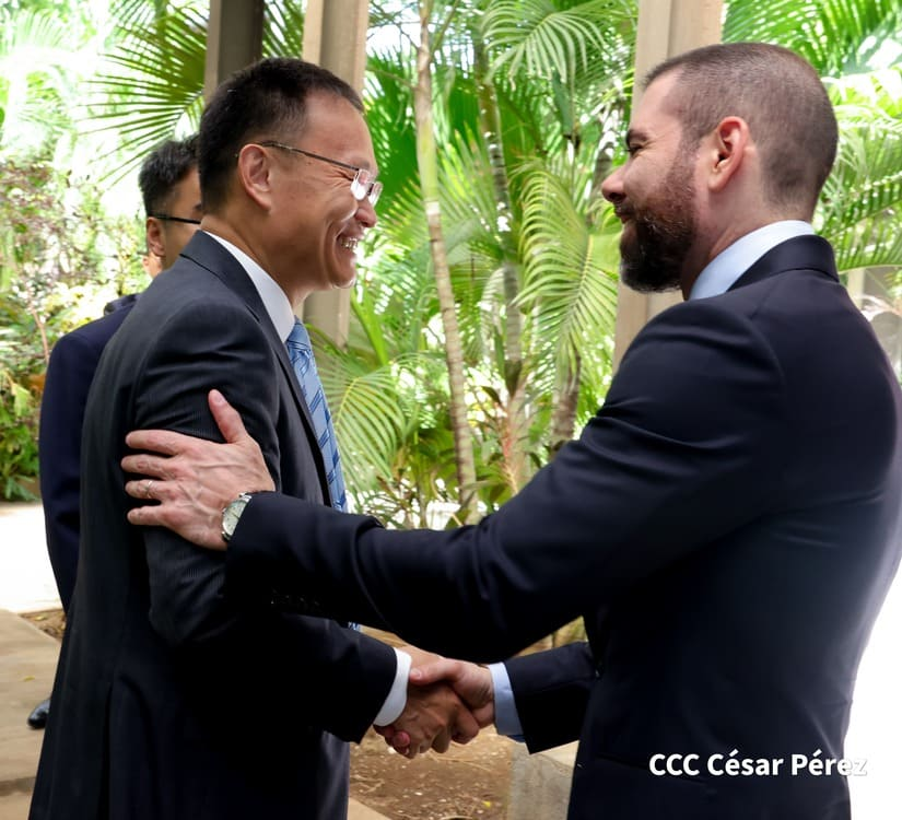 🔔 Tomen nota! el funcionario que anda al frente de la delegación empresarial china que anda en visita de trabajo aquí en #Nicaragua 🇳🇮 es Li Xinqiang, el mero director de Comercio Internacional del Ministerio de Industria y Comercio de 🇨🇳 #China.

#PLOMO19