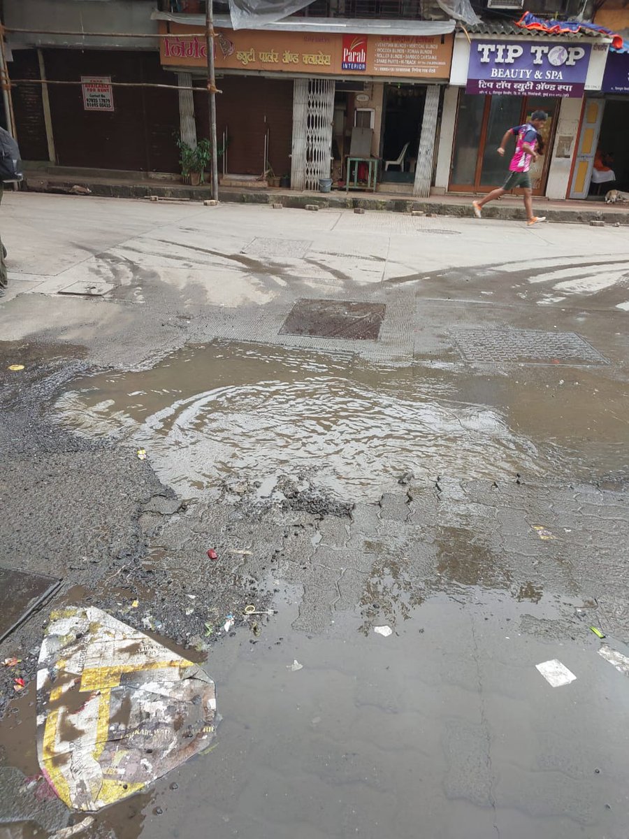 akkkidgr8's tweet photo. चिंचपोकळी पूर्व डॉक्टर कंपाऊंड दत्ताराम लाड मार्ग येथे रोड वर मोठ मोठे खड्डे पडले आहेत रस्त्यावरून जाताना स्थानिक रहिवाशी व जेष्ठ नागरिकांना रस्त्यावरून चालताना त्रास सहन करावा लागत आहे तसेच वाहतुकीस देखील अडचण होत आहे कृपया आपण लवकरात लवकर खड्डे बुजावून घ्यावेत ही विनंती... https://t.co/JuAL47AGBj
