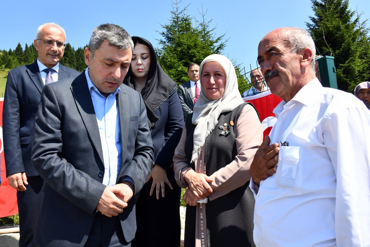 📌 Valimiz Alper Tanrısever, 2022 yılında İstanbul Şişli'de arbedeye müdahale ettiği sırada şehit olan Çarşı ve Mahalle Bekçisi Oltan Koca’nın şehadet yıldönümünde, Kürtün ilçemize bağlı Taşlıca köyü Toktamur Yaylası'ndaki kabrini ziyaret etti.

Valimiz, şehidimizin kabrinde dua