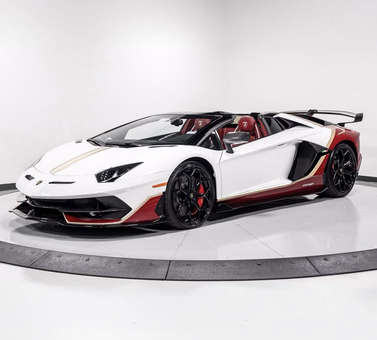 LamboCIub's tweet photo. Aventador SVJ Roadster https://t.co/GZufSnUaAA