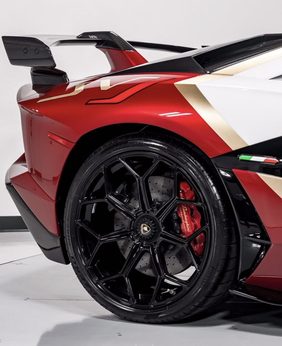 LamboCIub's tweet photo. Aventador SVJ Roadster https://t.co/GZufSnUaAA