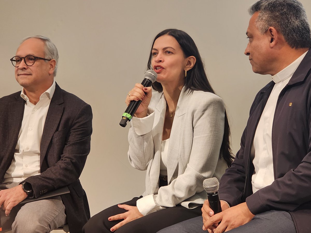 ANDI_Antioquia's tweet photo. #AEstaHora | ¡Apertura oficial de #EmpleoFest! 😎
Contamos con:
- Nuestro gerente @AlejoOlaya
- El pdte de @ciagalletasnoel, Alberto Hoyos @ahoyos1964
- Secretaria de Dllo Económico de @AlcaldiadeMed, @mafegaleano
- Rector de la @upbcolombia, pbtro. Diego Marulanda
#MásPaís https://t.co/4fgFJSlv7m