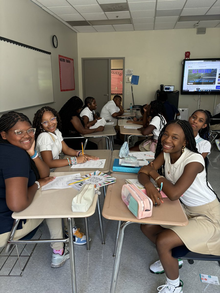 FPCS_Woodridge's tweet photo. We loved welcoming our wonderful Eagles back into the building, and we could tell they loved coming back, too! 

It’s going to be a fantastic year, Eagles! 

#woodridgeeaglessoar💙💛💙🦅 #FPCS1Day #WoodridgeRising #friendshipproud #fpcswd #ward5schools #ibschool https://t.co/x97Vl7wFUD