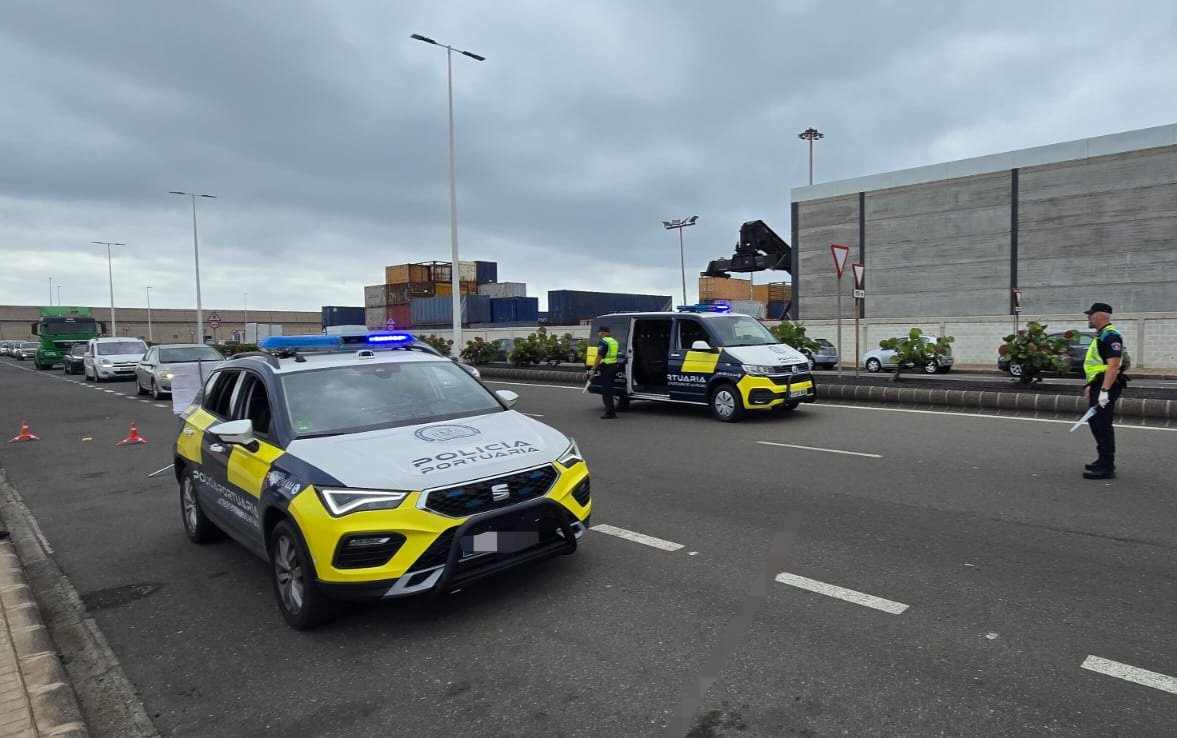 PoliciaAPLP's tweet image. 🚓 Por tu 🫵 seguridad ❤️, efectuamos controles preventivos 🚧

ℹ️ Cuando llegues a un control:
🔹️Reduce la velocidad  🛑
🔹️ Presta atención a la señalización vial ⚠️
🔹️Sigue las indicaciones de los agentes de la autoridad 👮🏾‍♂️👮🏼‍♀️

#PolicíaPortuaria 💙
#SeguridadVial🚦