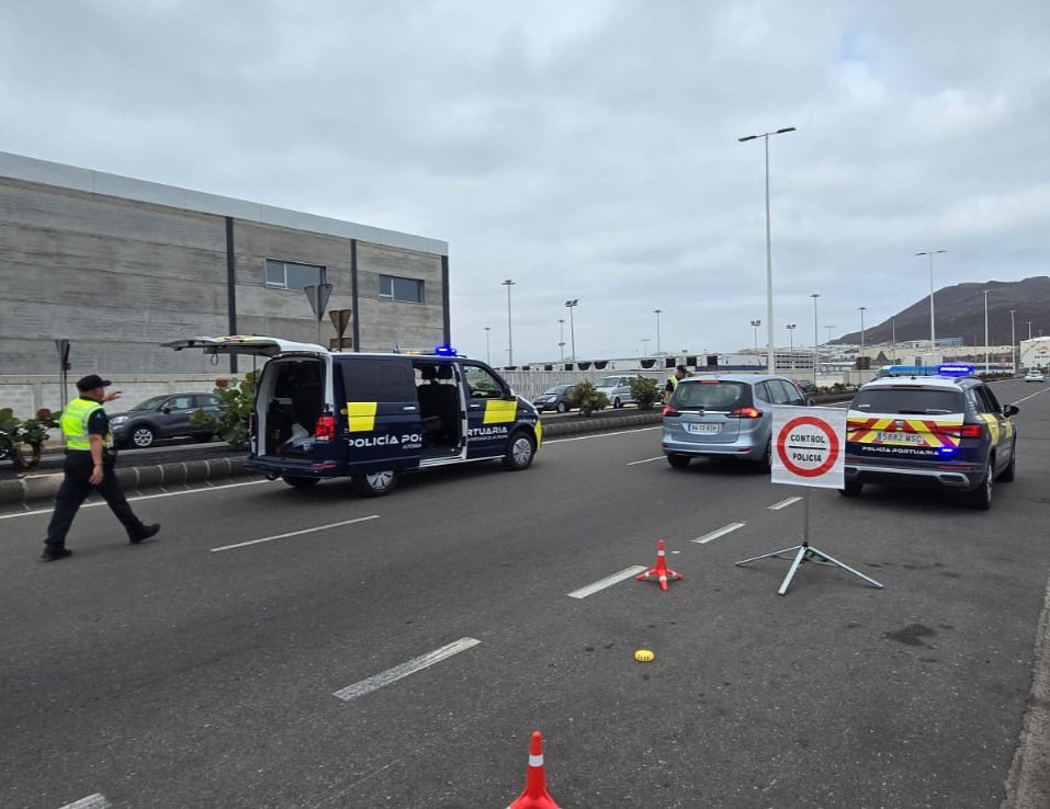 PoliciaAPLP's tweet image. 🚓 Por tu 🫵 seguridad ❤️, efectuamos controles preventivos 🚧

ℹ️ Cuando llegues a un control:
🔹️Reduce la velocidad  🛑
🔹️ Presta atención a la señalización vial ⚠️
🔹️Sigue las indicaciones de los agentes de la autoridad 👮🏾‍♂️👮🏼‍♀️

#PolicíaPortuaria 💙
#SeguridadVial🚦