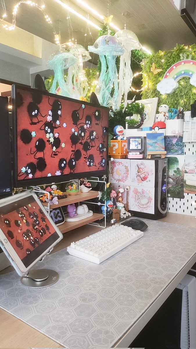 megareen_'s tweet photo. hello from soot sprites 😆🖤✨

#Ghibli #sootsprites #desksetup https://t.co/Hs8FQG8bld