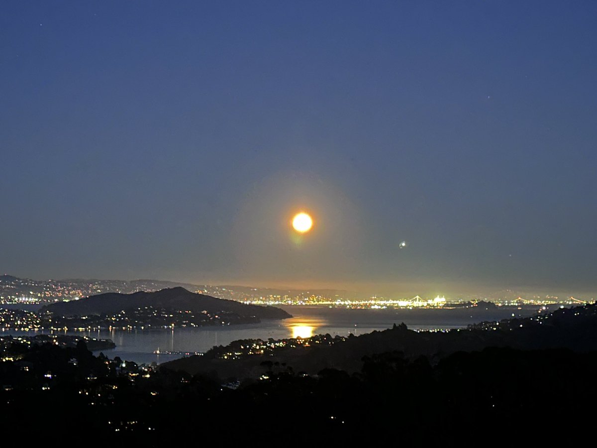 writermom62's tweet photo. We made it to the West coast!! Super full moon over San Francisco Bay. #travelbug
#CAdreaming #writerslife https://t.co/EEMnZd9WOw