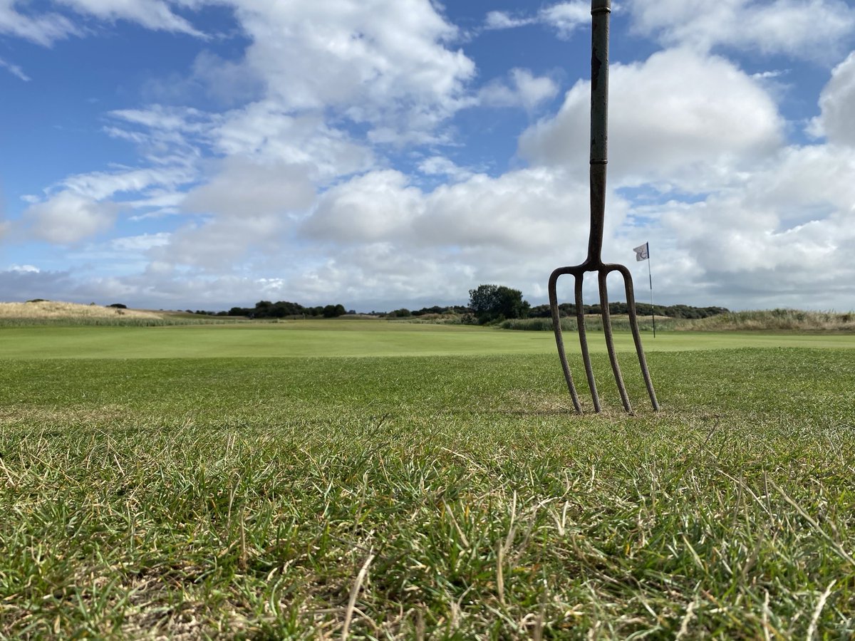 Interesting day down on the links at lydd🤔 greens were slower this morning after a cut than they were after a roll but moisture had just gone up so will put that down to that but in the mean time going old skool with fork to dry areas to let that water penetrate #no pro core 🙈