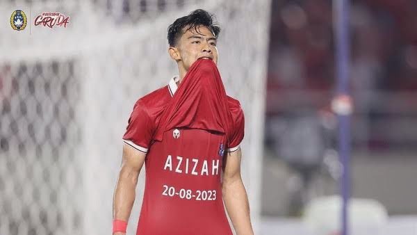 bahaspemainbola's tweet photo. 1 pria tersakiti, pria lainnya dapat merasakan.

Sehat dan bahagia selalu untuk mas Arhan. Biasanya bakal jadi orang sukses kalau ujian hidupnya gede. 🙏🏽 https://t.co/tljsc7mzHK